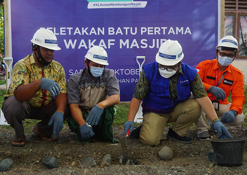 Ketua MTXL Axiata, Yanuar Tirta Kumaya (dua dari kanan) bersama Keuchik (Kepala) Desa Blang Beurandang, Faisal (kiri), Kadus Paya Sielimeng, Tgk. T Sulthani Spd.i dan Head of Online Marketing & Global Relation Rumah Zakat, Joko Pamungkas (kanan) melakukan